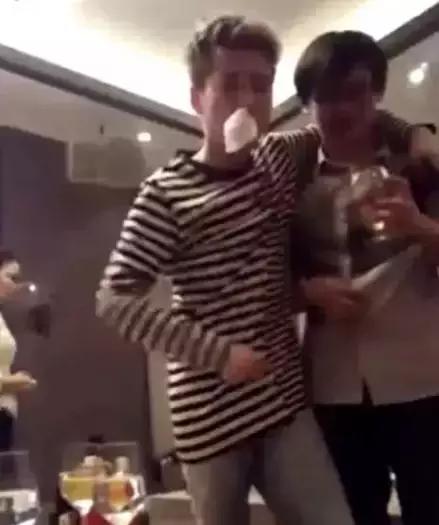 没被央视锤死？整容又离婚？网红转明星？连张艺兴都要替她背锅？