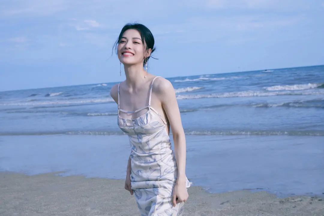 欧阳娜娜王牌对王牌第四季穿裙子,欧阳娜娜的时装周穿搭气质又高级