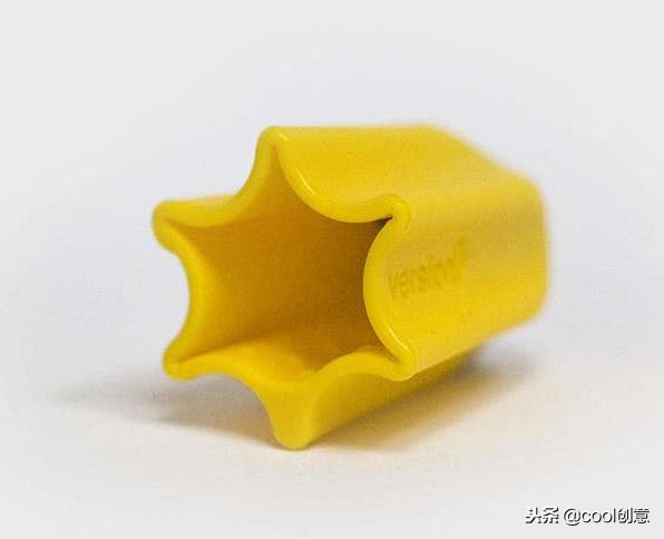 老外发明的拆快递神器，套上指套可轻易的将快递拆开，方便省事！