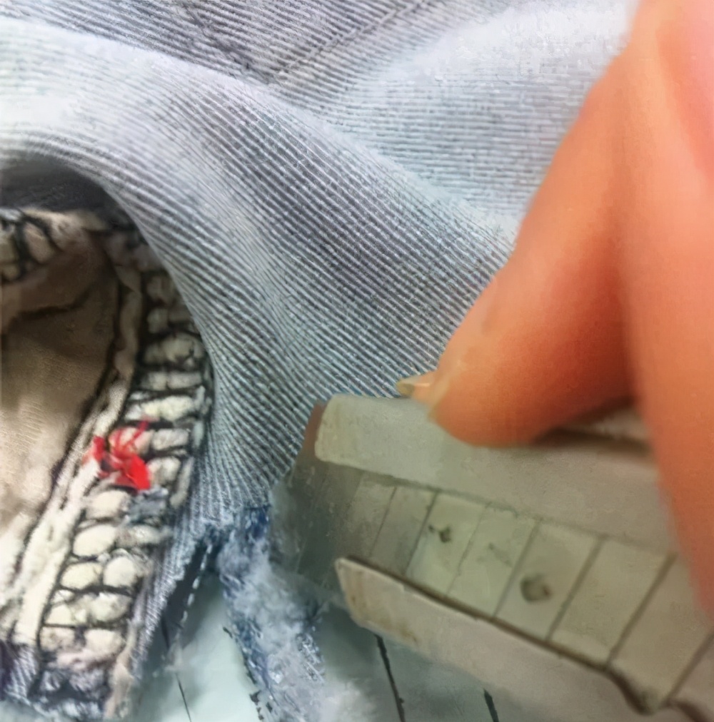 牛仔裤怎么改造成破洞流苏,旧牛仔裤腿简单变裙子