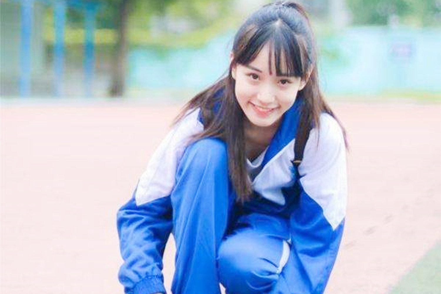 13岁的女孩脖子有很多红点,13岁女孩脖子上长了纹路