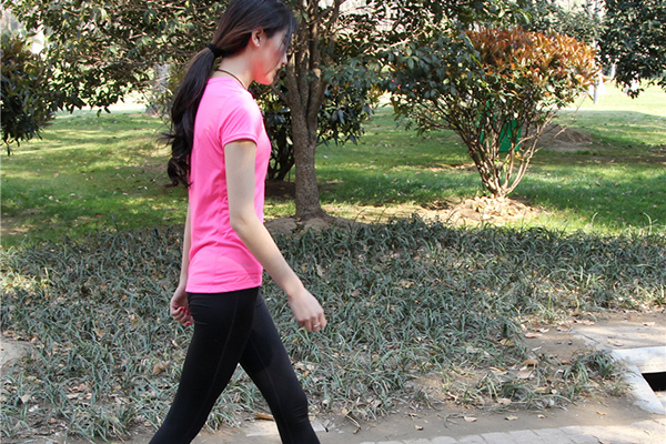 走路的时候经常打软腿怎么回事,走路腿老打颤是什么原因