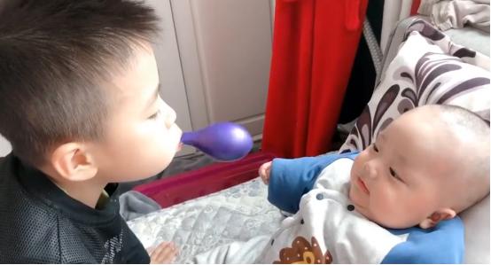 哥哥给弟弟示范吹气球,把气球“吹”跑了,网友:弟弟的笑真治愈