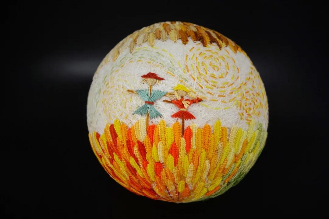 惊艳！“球上刺绣”你见过吗？她在球上绣出二十四节气，无数粉丝为之打call