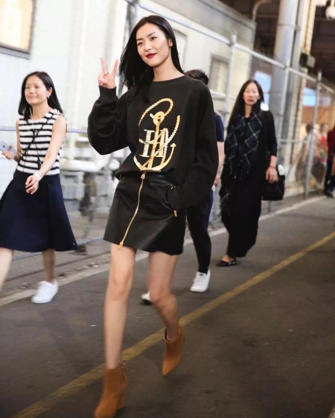 搭靴子穿的裙子秋冬款,裙子靴子秋冬搭配图