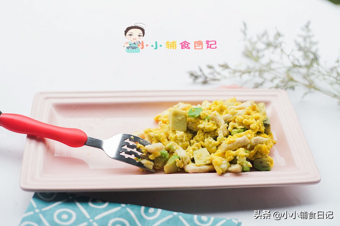 打开了还没熟的牛油果,牛油果第一次吃难吃第二次吃好吃