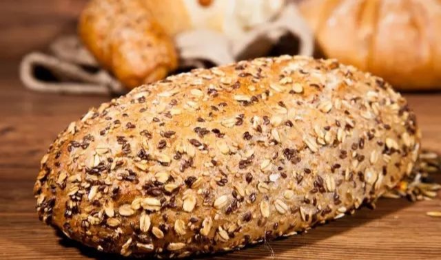 面包材料怎么搅拌得更均匀 (面包搅拌步骤注意事项)