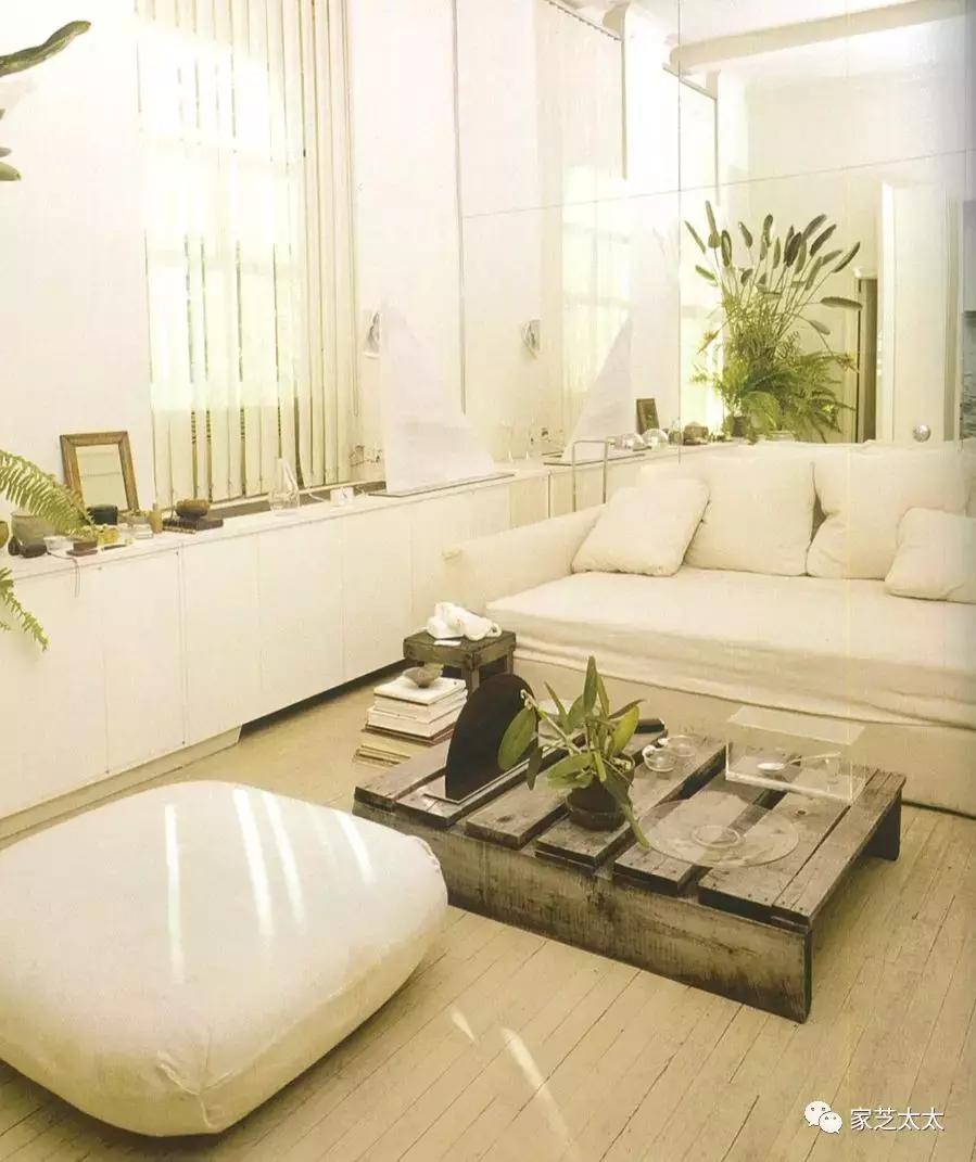 我和有钱人之间，就差一张白沙发了