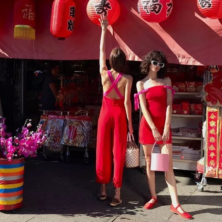 春天适合什么颜色包包,春天背什么颜色的包包