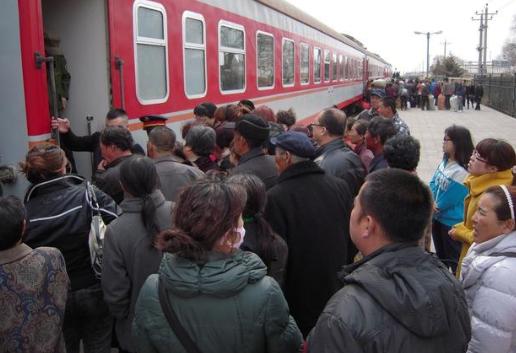 朝鲜游客来中国游玩，不用导游，嫌弃高铁太慢，打“飞的”来北京