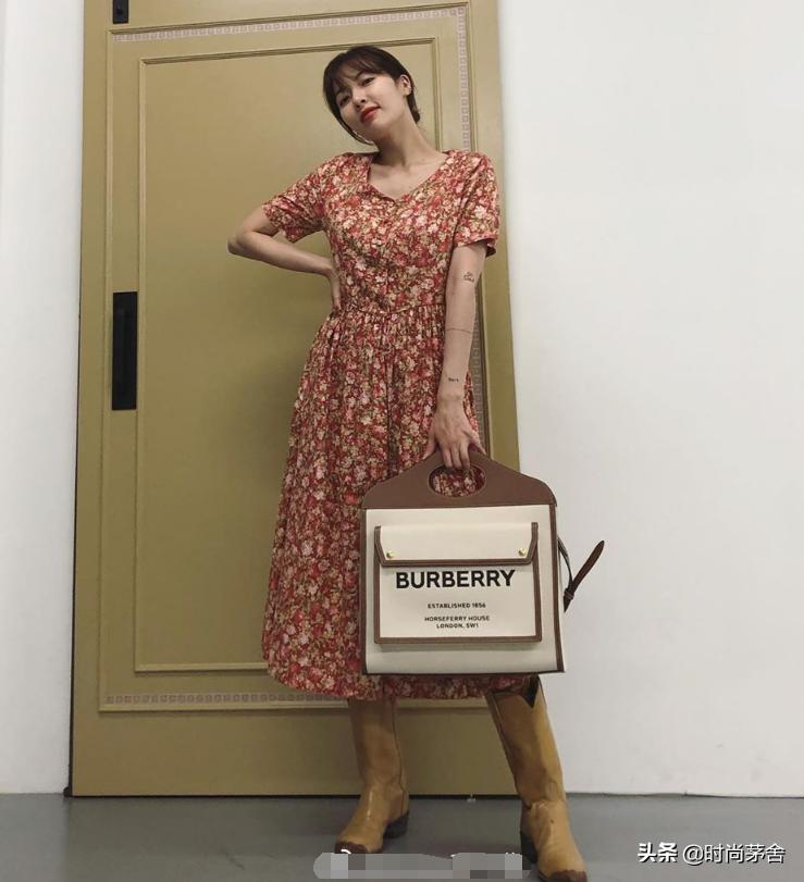 金泫雅一如既往的豪放穿搭,穿雨靴的金泫雅