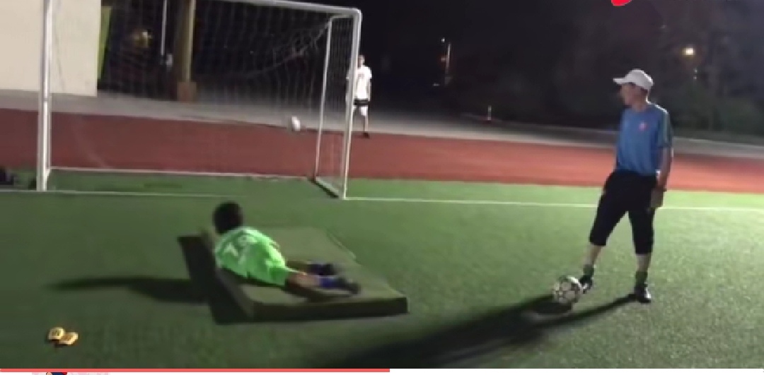 鍊掗挬灏勯棬闈掕,涓や釜闈掕闃熷憳鍊掗挬灏勯棬