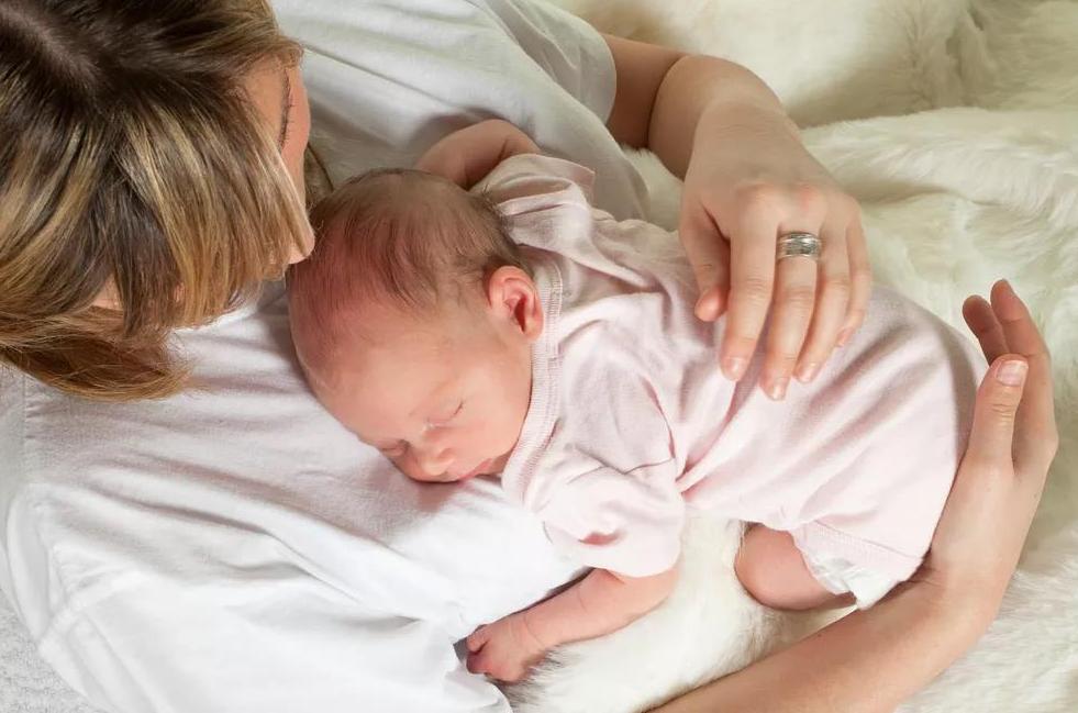 专属于妈妈的小怪癖,妈妈的不良习惯喜欢闻宝宝的味道