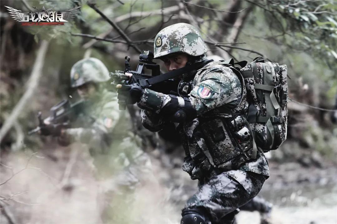 这款球场“吉利服”，苟起来连队友都找不到