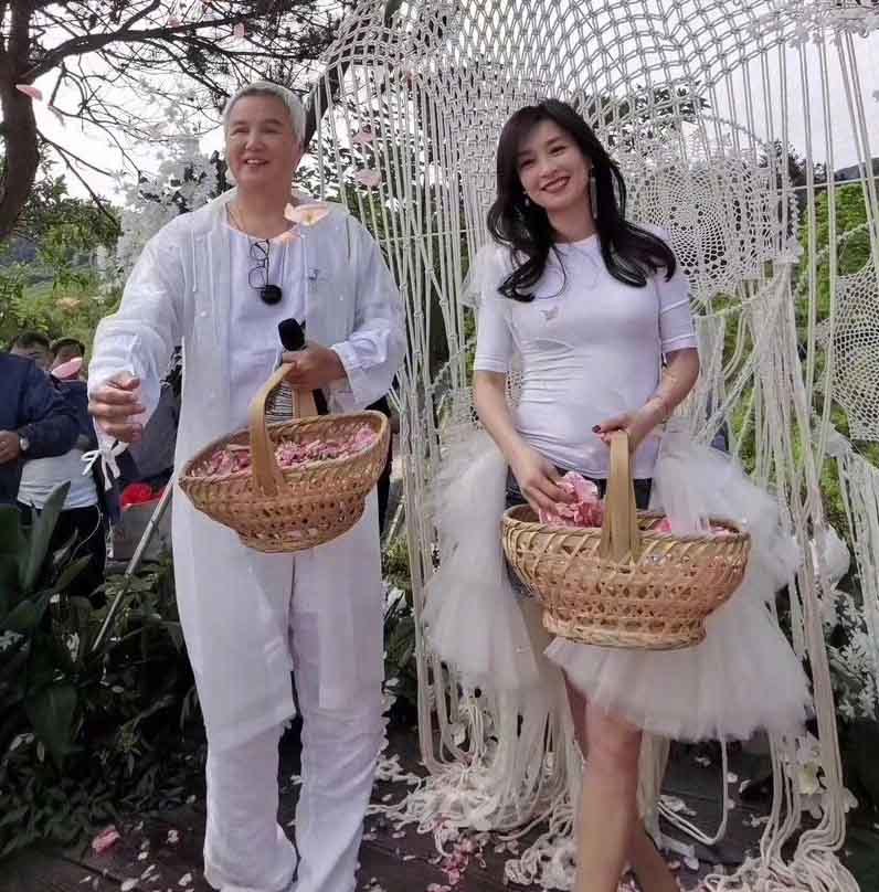 张庭50岁越活越潇洒,张庭50岁活成18岁让人羡慕的模样