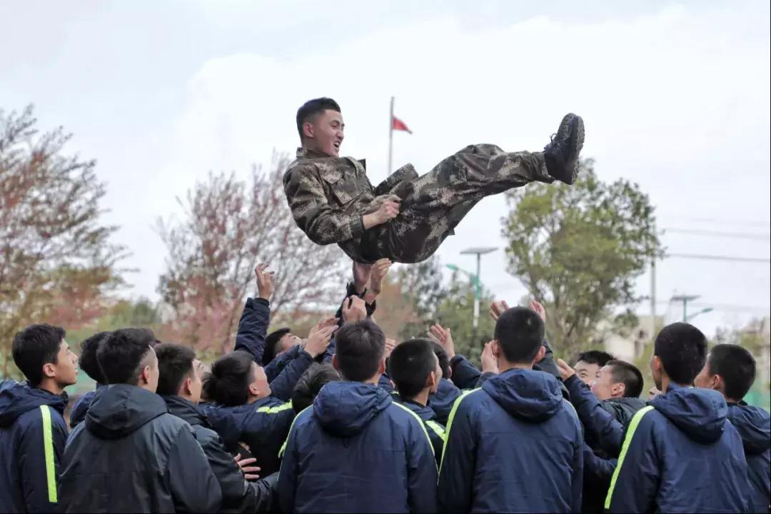 只5天时间就练出了感情——河北华夏梯队队员搂着教官依依不舍