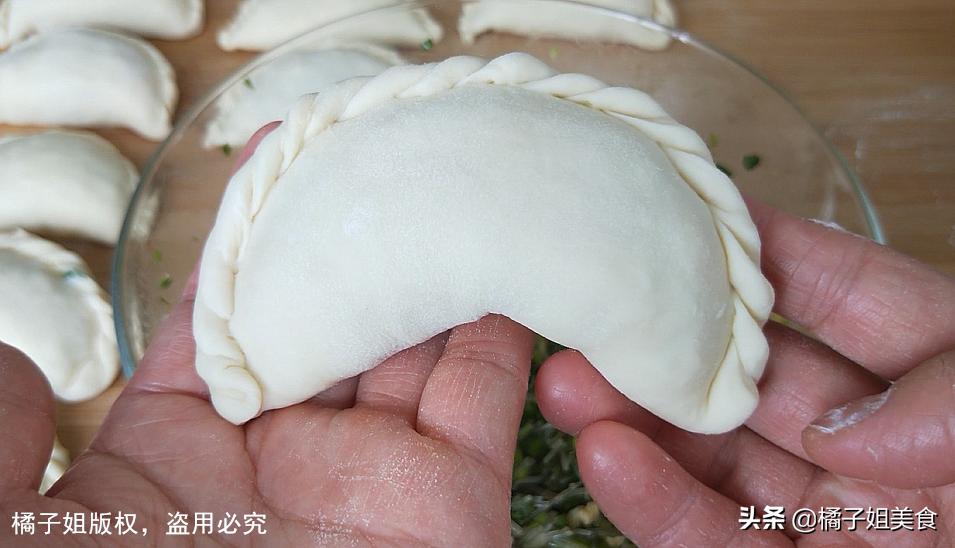 油炸饺子烩着吃,饺子皮油炸酥脆做法