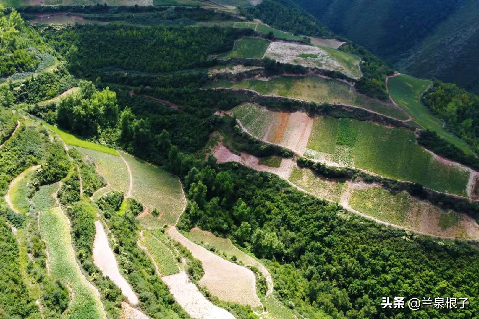 兰州南部大山深处山脊线上的美丽原野乡村沟对巴