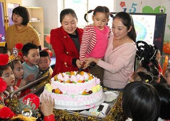 孩子在幼儿园过生日需要几个蛋糕,幼儿园20个小朋友买多大蛋糕合适