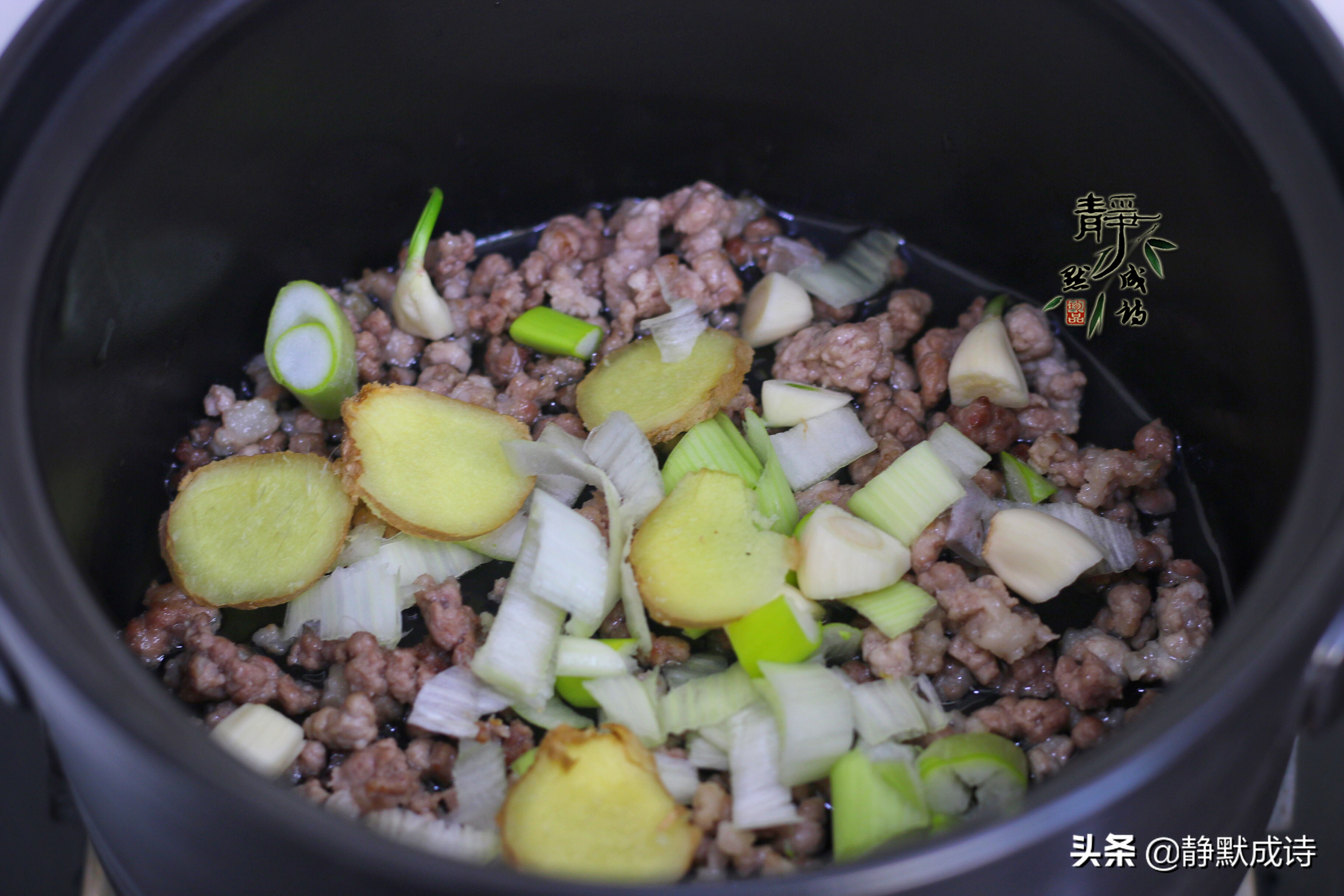 绿叶菜炖久了会不会变黄,为什么绿叶菜煮了变黄