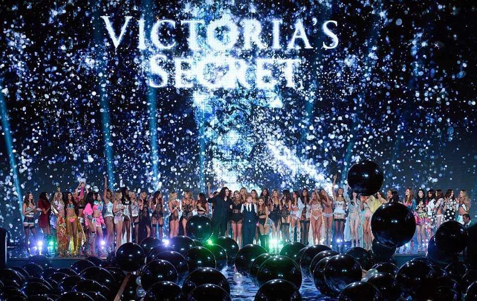 维密品牌撤柜,维密超模退场走秀