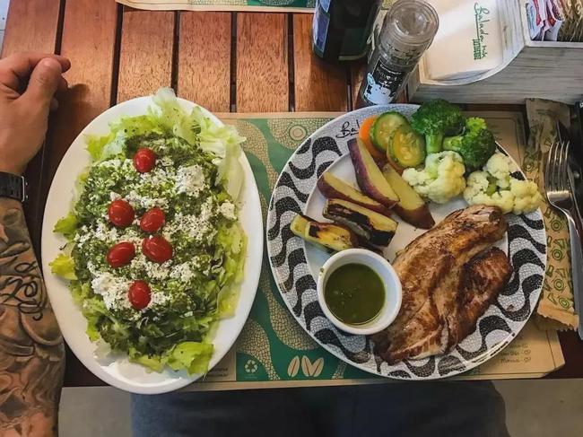 *辱侮**中国肌肉男的身材？网友：呸，你不配