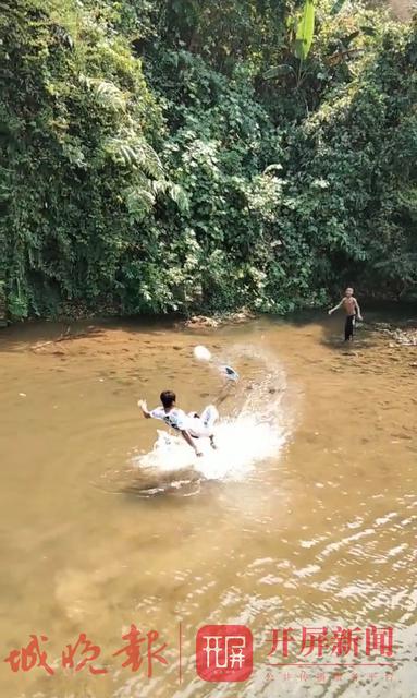 18岁进国足打进世界杯,云南小伙苦练篮球球技