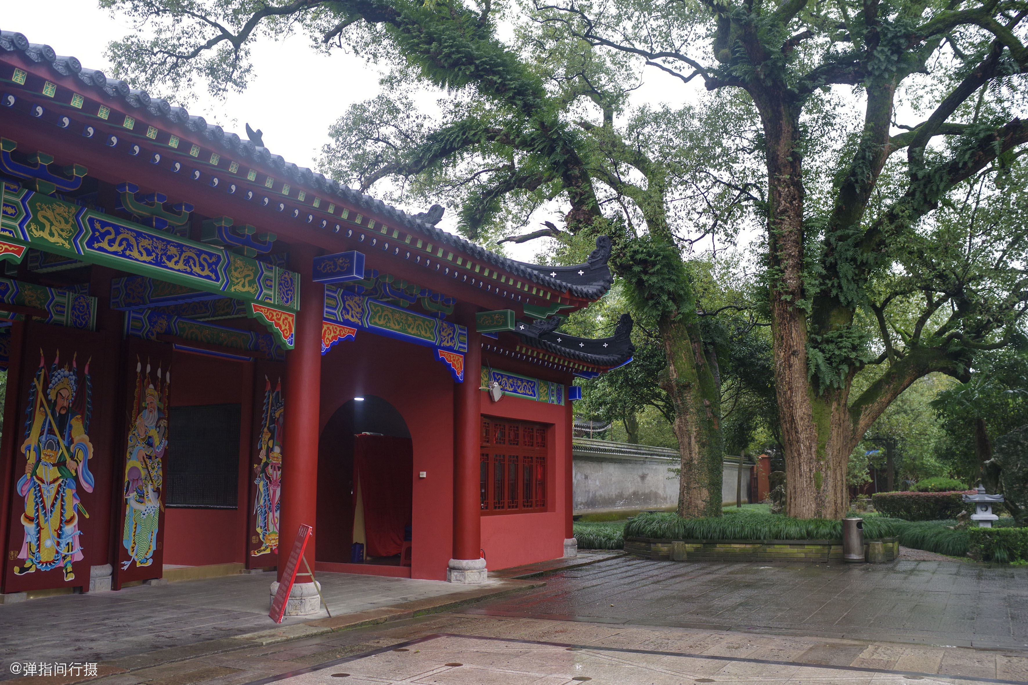 中国道教发源地江西鹰潭，藏有一座千年道观，被誉为“神仙居所”