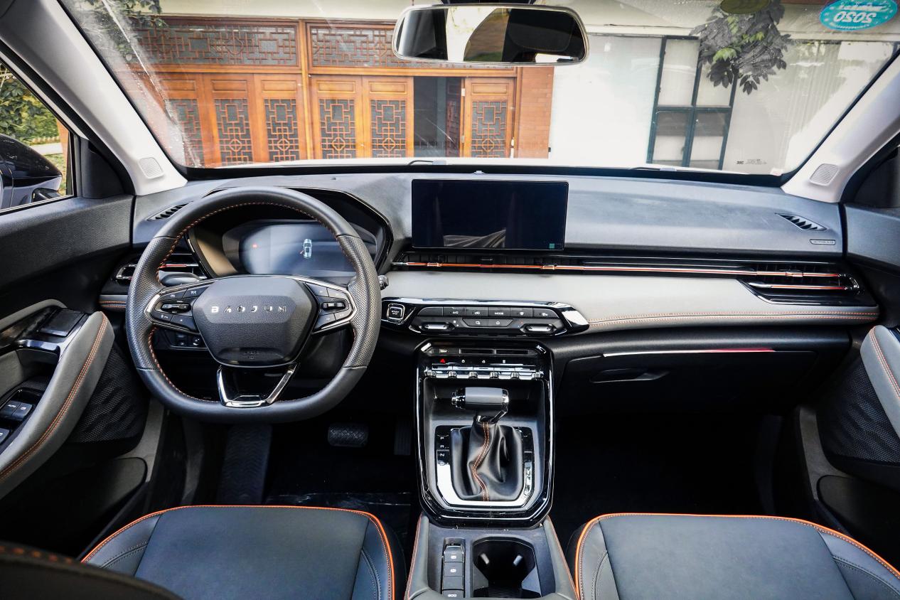 美女淘宝店主当车模,为爱车打CALL,能发微信的RS-3让她时刻在线