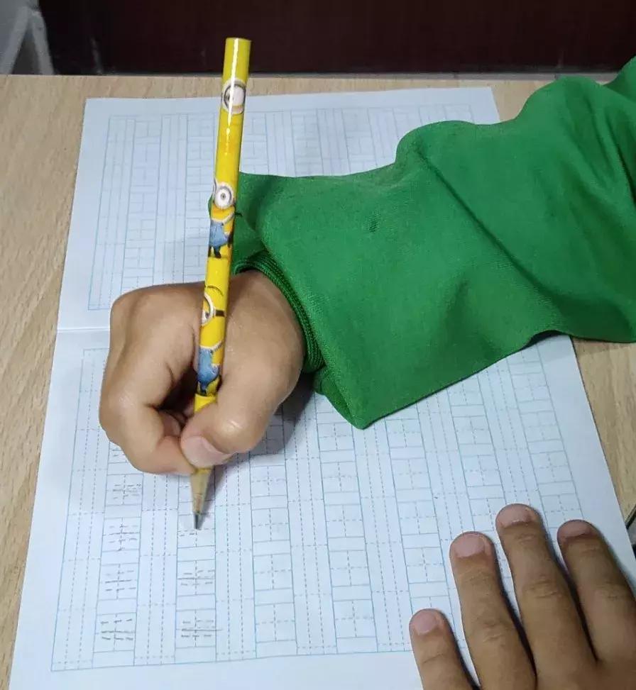 孩子写字姿势不对老是勾着手腕,儿童学写字握笔的正确姿势视频