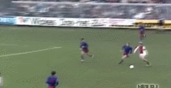 “球圣”的5大神技：飞翔的荷兰人为足球插上艺术的翅膀