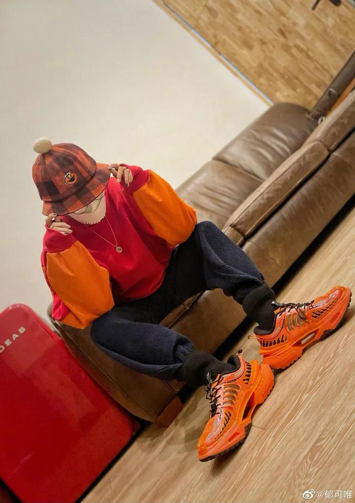 明星们脚上的球鞋，悄悄变贵了