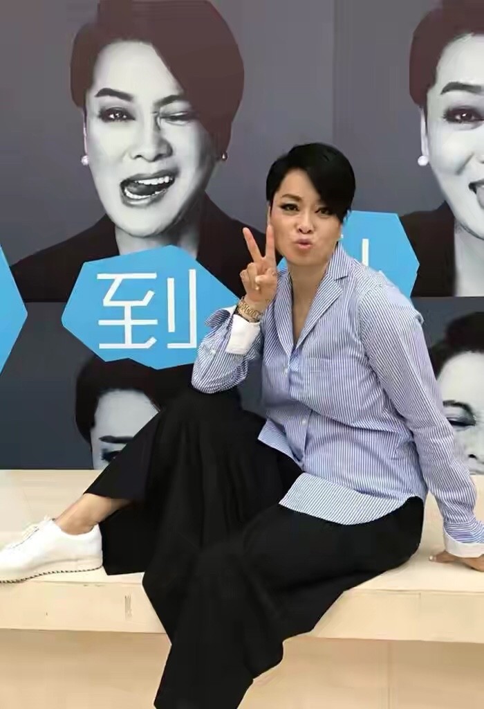 毛阿敏时尚变装,毛阿敏穿出时尚