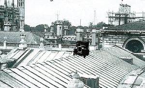 62年前，几个年轻人恶作剧让汽车“飞”上屋顶，学校的反应绝了