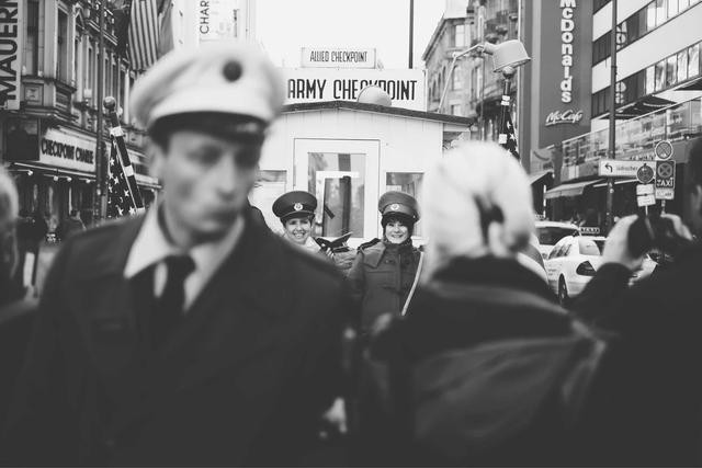 人类接近灭亡的三次事件,查理检查站对峙事件前因后果