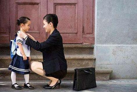 又火了一个不靠谱爸爸：用3岁女儿挡雨，真是“父爱如山体滑坡”