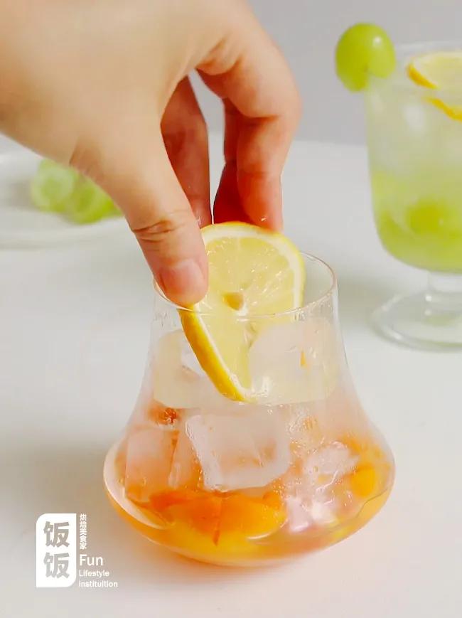 草莓青提气泡水,青提乌龙气泡水