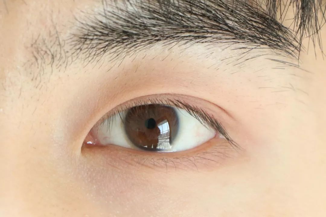 手残党化妆肿眼泡,眼妆教程单眼皮肿眼泡如何画眼妆