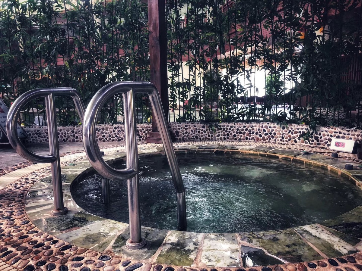 欢乐湾温泉水世界,沉浸式泡温泉水酷汤泉