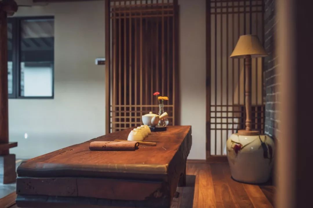 秋日河畔画中小镇，隐于茶园流水，山水间三店新开旅居吃茶慢生活