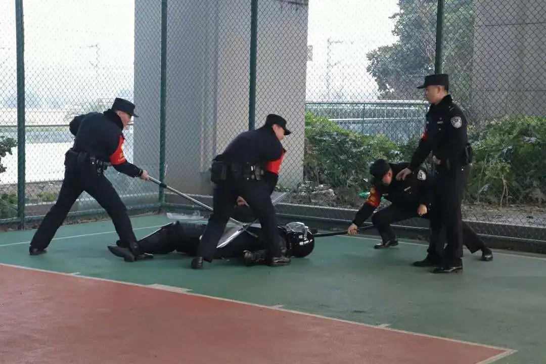 上海铁警全员待命,上海铁警坚守岗位图片