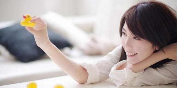 56岁女吃叶酸0.4毫克片每天吃多少,45岁女子每天服用叶酸