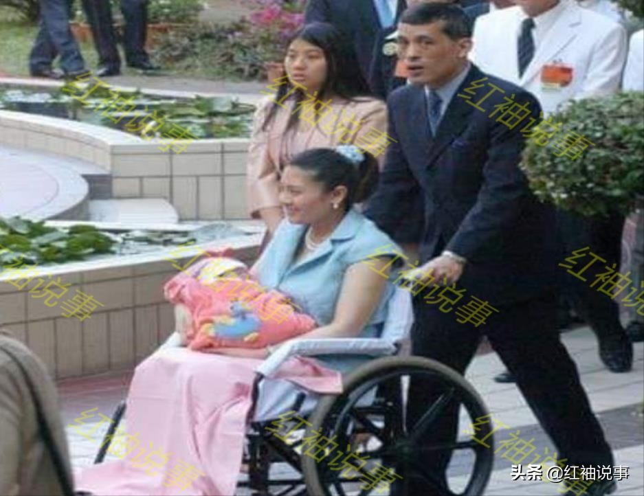 西拉米产后出院排场大,泰王亲自推轮椅,群臣跪拜提帮功母子