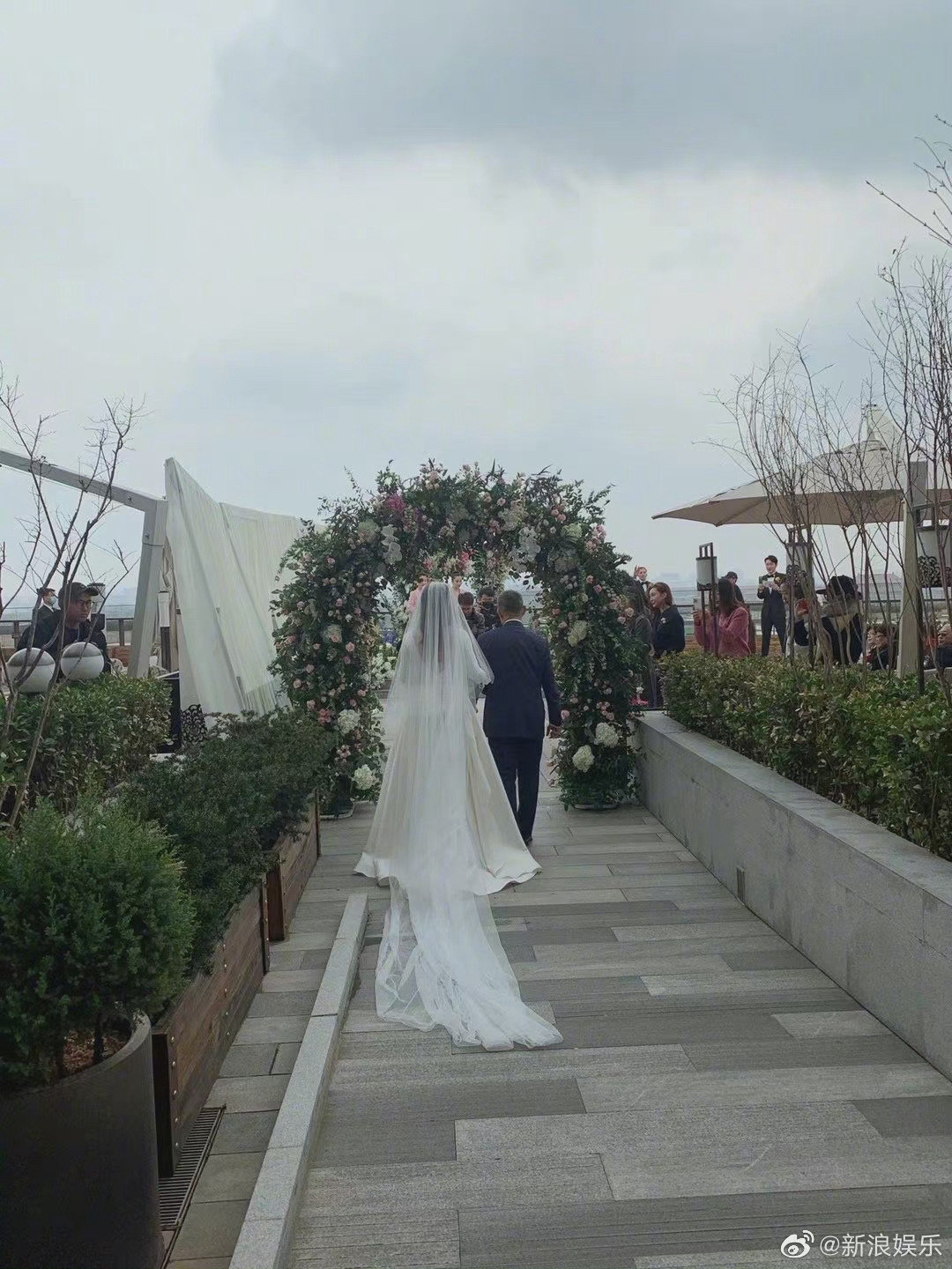 朱珠穿婚纱美出新高,朱珠年轻时样子