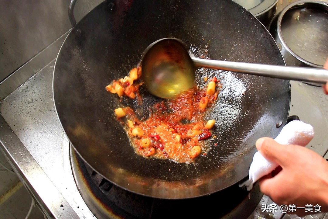 煎鱼一定不要直接下油锅,煎鱼不粘锅不破皮小技巧