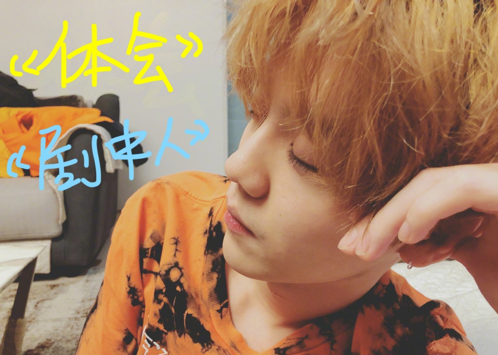 关晓彤穿白色中筒袜,关晓彤穿船袜和鞋子的过程