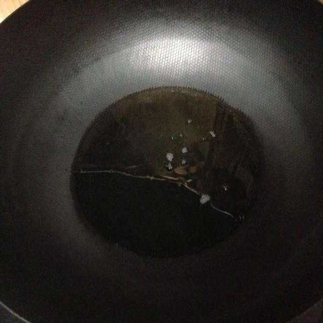 香辣红烧鸡翅,红烧鸡翅怎么做又嫩又好吃