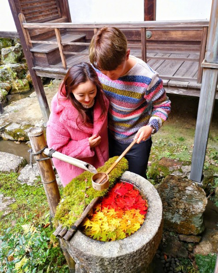 杨旭将狗粮撒到日本！深吻娇妻+盛赞球迷：真是丧心病狂的秀恩爱
