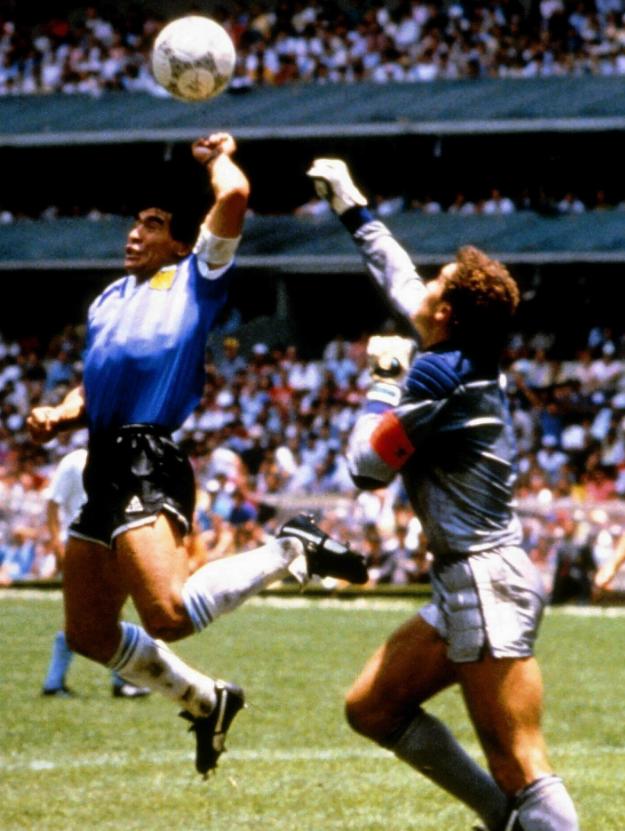 马拉多纳球王陨落,马拉多纳上帝降临