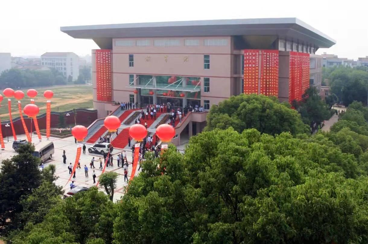 巴陵郡三湘四水英才聚，香樟园高谈阔论红烛燃